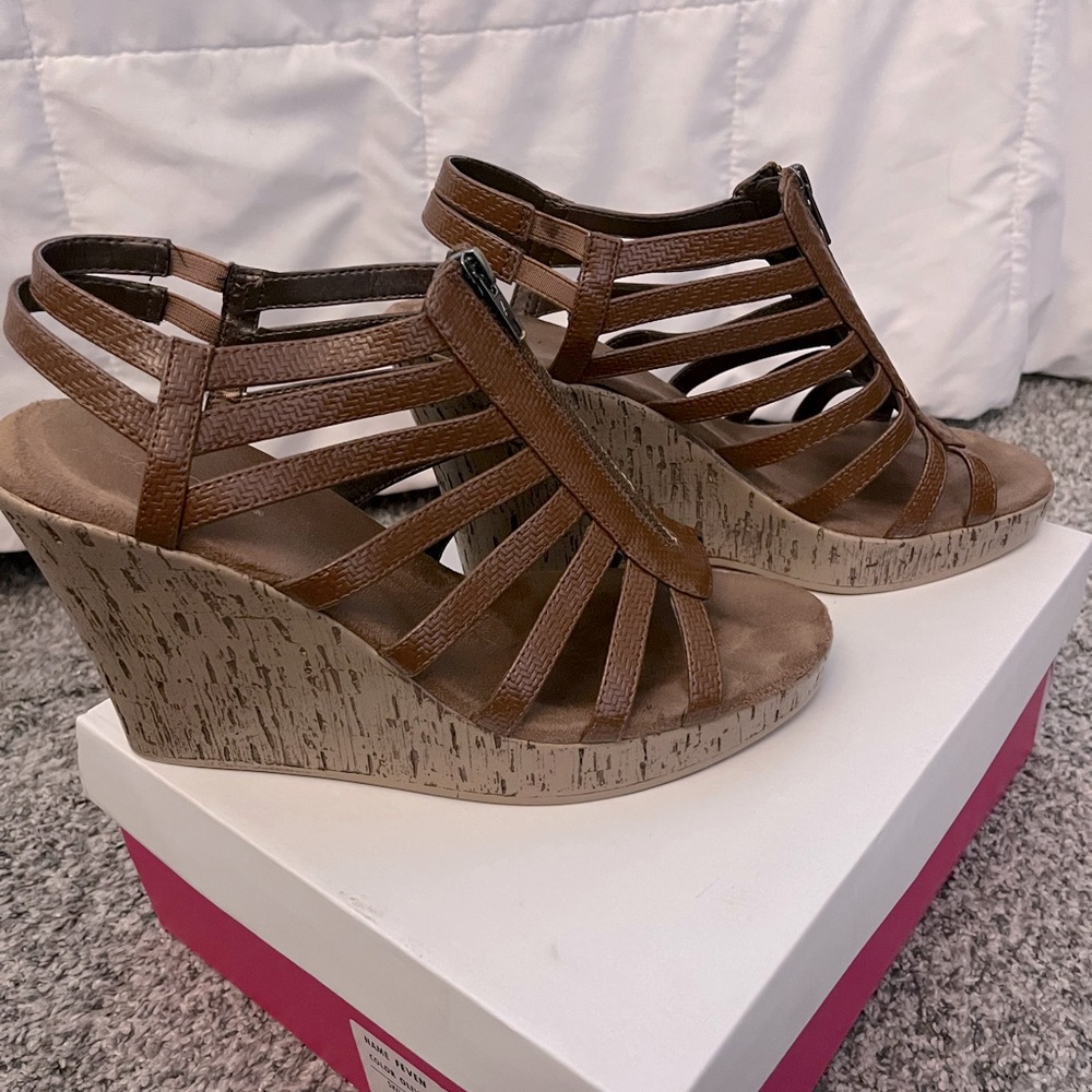 Aerosoles zipper wedges